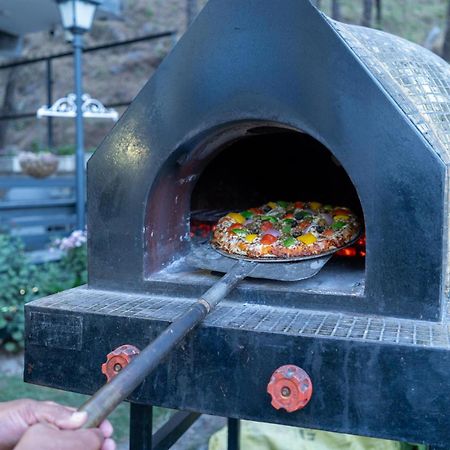 Stayvista At Floradale W Jacuzzi & Wood-Fire Pizza Kasauli Eksteriør bilde