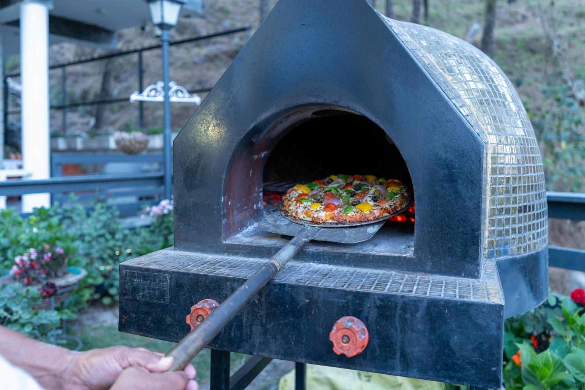 Stayvista At Floradale W Jacuzzi & Wood-Fire Pizza Kasauli Eksteriør bilde