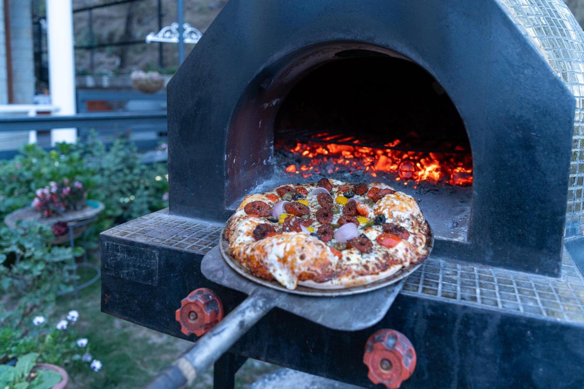 Stayvista At Floradale W Jacuzzi & Wood-Fire Pizza Kasauli Eksteriør bilde