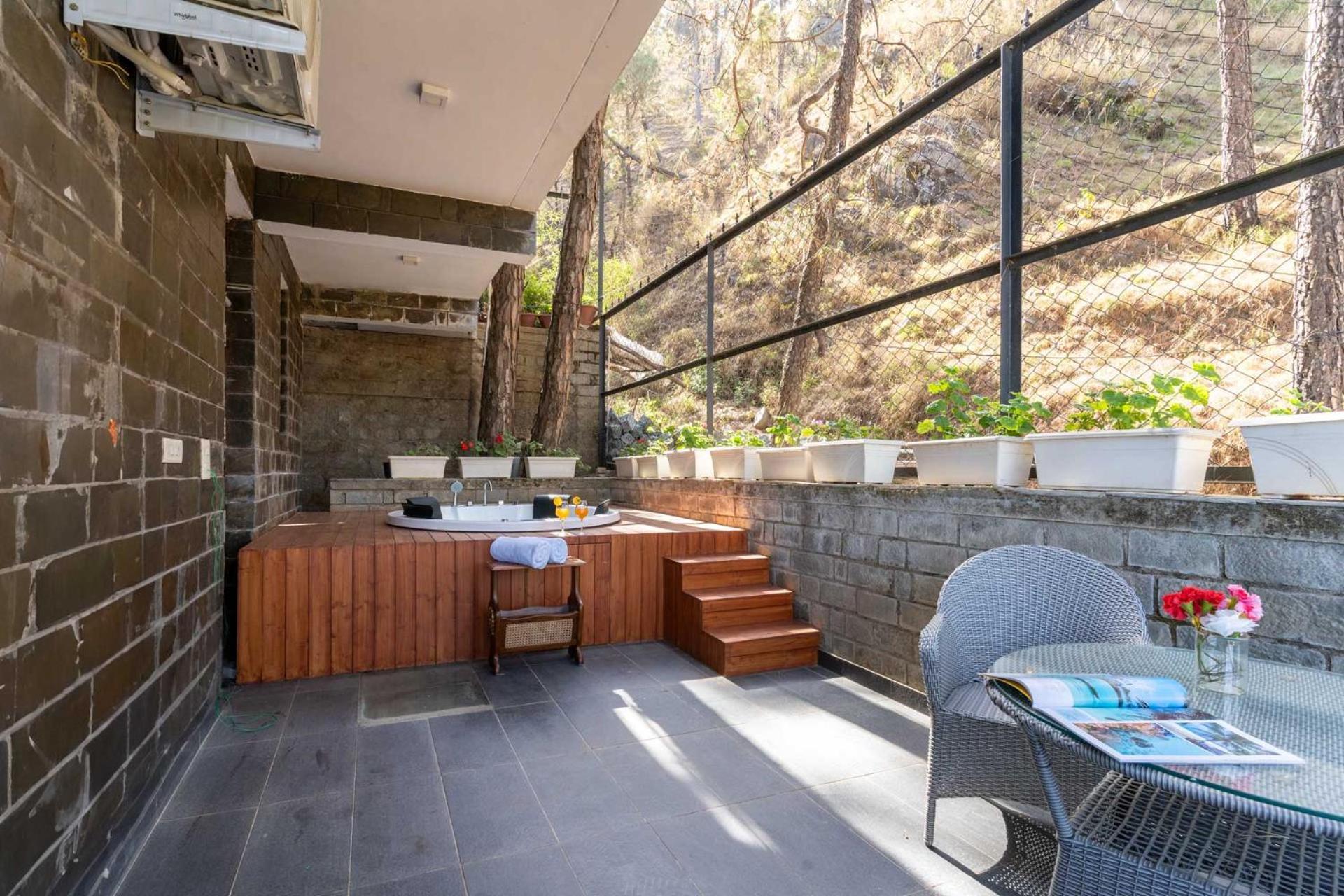 Stayvista At Floradale W Jacuzzi & Wood-Fire Pizza Kasauli Eksteriør bilde